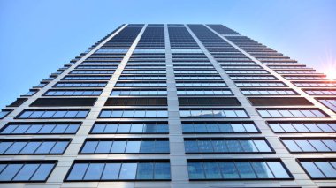 Gayrimenkul ve şirket inşaatı kavramı gökyüzünde turuncu sabah güneşinin modern ofis binası..