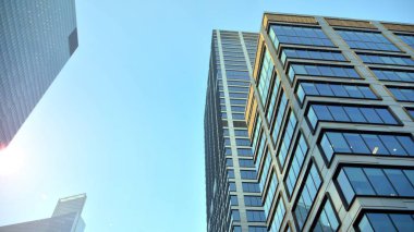 Gayrimenkul ve şirket inşaatı kavramı gökyüzünde turuncu sabah güneşinin modern ofis binası..