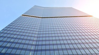 Gayrimenkul ve şirket inşaatı kavramı gökyüzünde turuncu sabah güneşinin modern ofis binası..