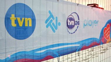 Varşova, Polonya. 26 Ocak 2021. TVN ve TVN24 'ü imzalayın. Şirket panosu TVN ve TVN24