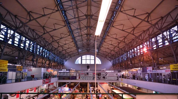 ポーランドのワルシャワ 2021年1月26日 歴史的建造物の内部Hala Mirowska 市場と食堂 — ストック写真
