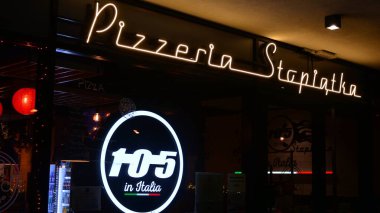 Varşova, Polonya. 31 Ocak 2021. Pizzacı Stopiatka 'yı imzala. Şirket levhası Pizzeria Stopiatka.  