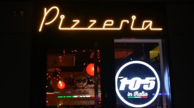 Varşova, Polonya. 31 Ocak 2021. Pizzacı Stopiatka 'yı imzala. Şirket levhası Pizzeria Stopiatka.  