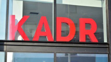 Varşova, Polonya. 1 Şubat 2021. Kadr imzala. Şirket tabelası Kadr.  
