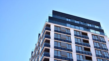  Güneşli bir günde modern apartman binası. Dış görünüş, konut cephesi.