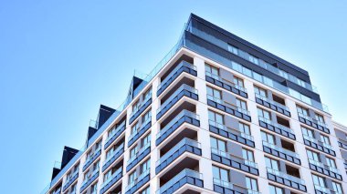 Güneşli bir günde modern apartman binası. Dış görünüş, konut cephesi.