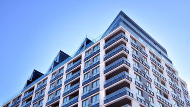  Güneşli bir günde modern apartman binası. Dış görünüş, konut cephesi.