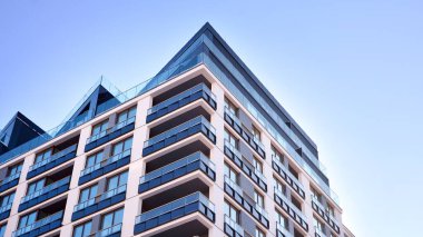  Güneşli bir günde modern apartman binası. Dış görünüş, konut cephesi.