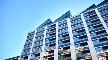 Güneşli bir günde modern apartman binası. Dış görünüş, konut cephesi.