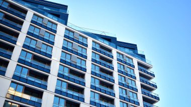  Güneşli bir günde modern apartman binası. Dış görünüş, konut cephesi.