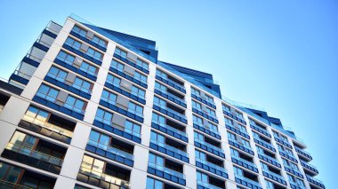  Güneşli bir günde modern apartman binası. Dış görünüş, konut cephesi.