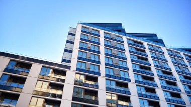  Güneşli bir günde modern apartman binası. Dış görünüş, konut cephesi.