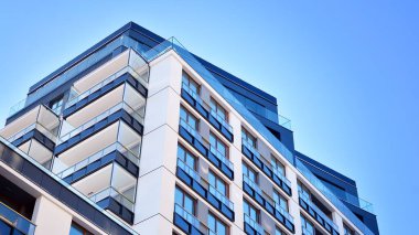  Güneşli bir günde modern apartman binası. Dış görünüş, konut cephesi.