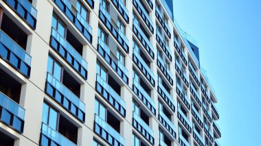  Güneşli bir günde modern apartman binası. Dış görünüş, konut cephesi.