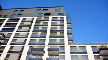  Güneşli bir günde modern apartman binası. Dış görünüş, konut cephesi.