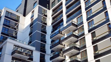  Güneşli bir günde modern apartman binası. Dış görünüş, konut cephesi.