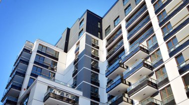  Güneşli bir günde modern apartman binası. Dış görünüş, konut cephesi.