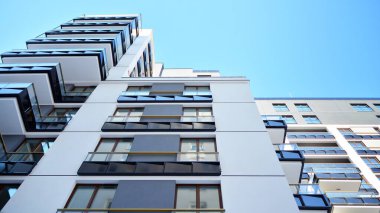  Güneşli bir günde modern apartman binası. Dış görünüş, konut cephesi.