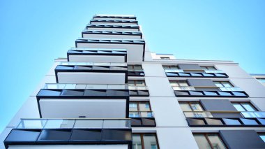  Güneşli bir günde modern apartman binası. Dış görünüş, konut cephesi.