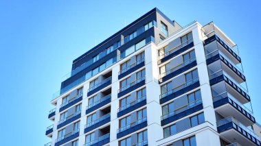  Güneşli bir günde modern apartman binası. Dış görünüş, konut cephesi.
