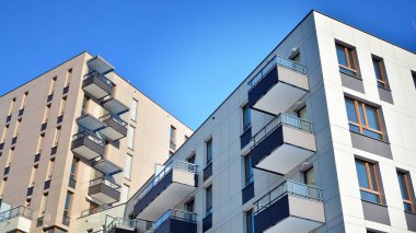  Güneşli bir günde modern apartman binası. Dış görünüş, konut cephesi.