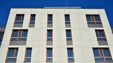  Güneşli bir günde modern apartman binası. Dış görünüş, konut cephesi.