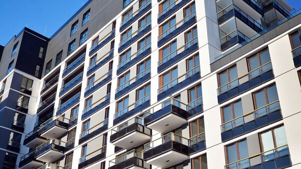  Современный жилой дом в солнечный день. Внешний фасад жилого дома.