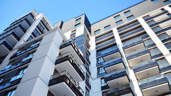  Современный жилой дом в солнечный день. Внешний фасад жилого дома.