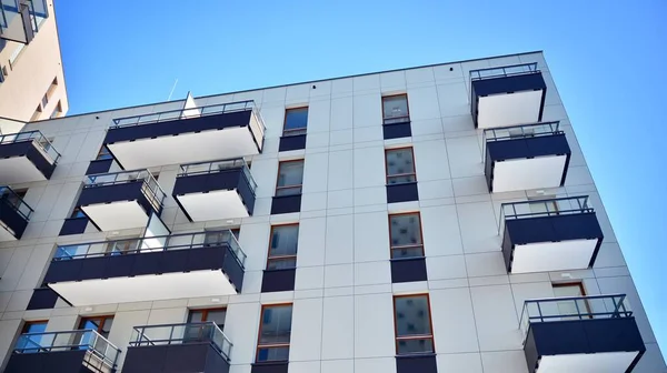 Modern Apartment Building Sunny Day Exterior Residential House Facade — Stock Photo, Image