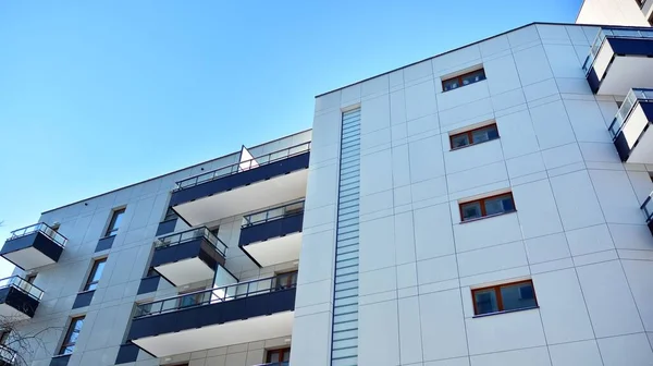 Modern Appartementencomplex Zonnige Dag Buitenzijde Woonhuis Gevel — Stockfoto