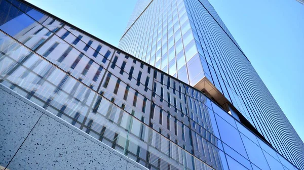 蓝色天空的建筑物的玻璃立面 商业中心的摩天大楼现代玻璃建筑的背景 — 图库照片