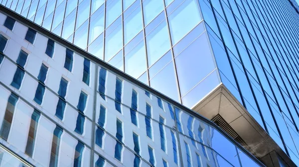 Glasfasad Byggnaderna Med Blå Himmel Skyskrapor Affärscentrum Bakgrund Moderna Glasbyggnader — Stockfoto