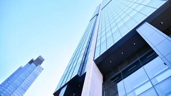 Glasfasad Byggnaderna Med Blå Himmel Skyskrapor Affärscentrum Bakgrund Moderna Glasbyggnader — Stockfoto