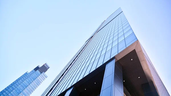 Mavi Gökyüzü Olan Binaların Cam Cephesi Şehir Merkezindeki Gökdelenler Modern — Stok fotoğraf