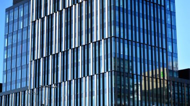 Mavi gökyüzü olan binaların cam cephesi. Şehir merkezindeki gökdelenler modern cam binaların arka planı.. 