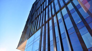Mavi gökyüzü olan binaların cam cephesi. Şehir merkezindeki gökdelenler modern cam binaların arka planı.. 