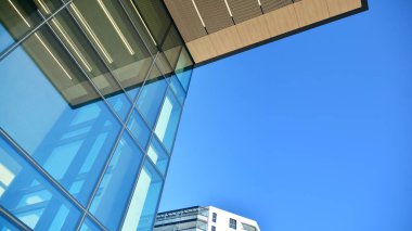 Bir konut binası ve bitişik bir ofis binası. Modern şehir gelişimi.