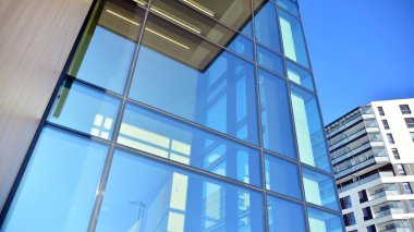 Bir konut binası ve bitişik bir ofis binası. Modern şehir gelişimi.