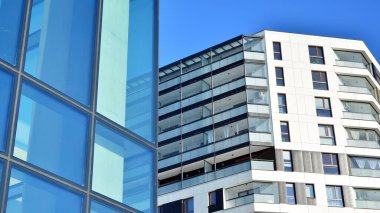 Bir konut binası ve bitişik bir ofis binası. Modern şehir gelişimi.