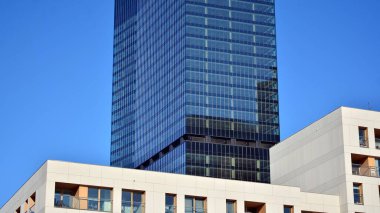 Bir konut binası ve bitişik bir ofis binası. Modern şehir gelişimi.