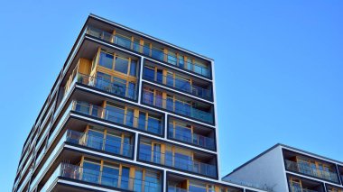 Güneşli bir günde modern apartman binası. Dış görünüş, konut cephesi.