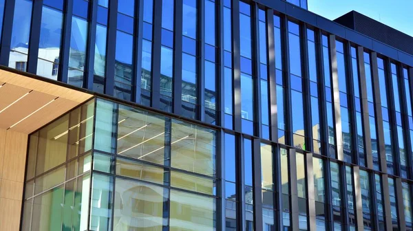 蓝色天空的建筑物的玻璃立面 商业中心的摩天大楼现代玻璃建筑的背景 — 图库照片