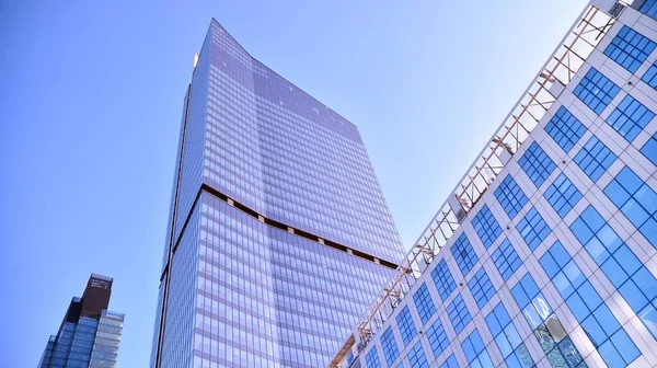 Fachada Cristal Los Edificios Con Cielo Azul Rascacielos Centro Ciudad — Foto de Stock