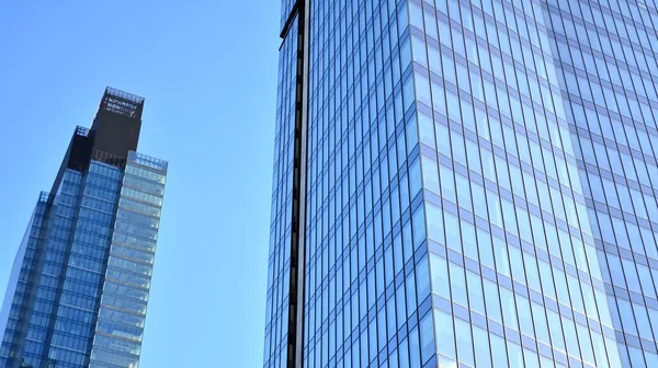 Szklana Elewacja Budynk Niebieskim Niebem Drapacze Chmur Centrum Biznesowym Tło — Zdjęcie stockowe