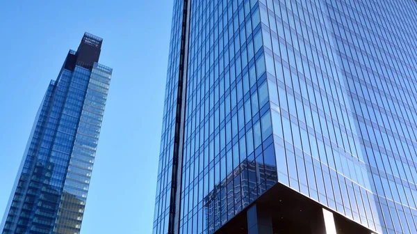 Fachada Vidro Dos Edifícios Com Céu Azul Arranha Céus Centro — Fotografia de Stock
