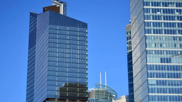 Fachada Vidro Dos Edifícios Com Céu Azul Arranha Céus Centro — Fotografia de Stock