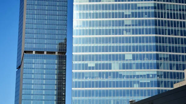 Bagian Depan Kaca Bangunan Dengan Langit Biru Pencakar Langit Pusat — Stok Foto