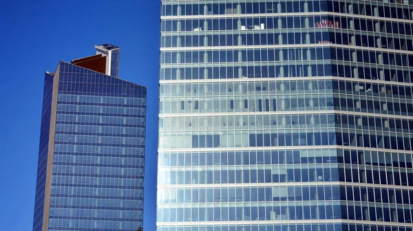 Glazen Gevel Van Gebouwen Met Een Blauwe Lucht Wolkenkrabbers Het — Stockfoto