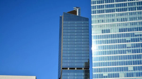 Fachada Vidro Dos Edifícios Com Céu Azul Arranha Céus Centro — Fotografia de Stock