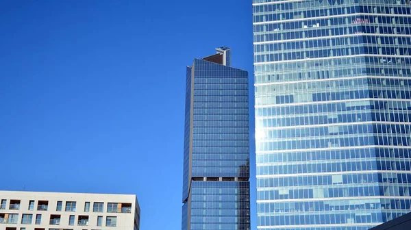 Glazen Gevel Van Gebouwen Met Een Blauwe Lucht Wolkenkrabbers Het — Stockfoto